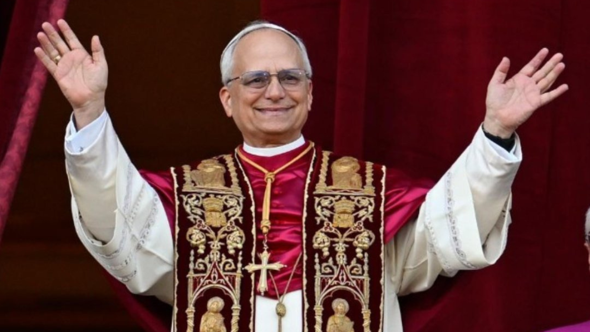 Robert Francis Prevost saluda por primera vez como Papa León XIV, con un llamado global a la paz desde el Vaticano.