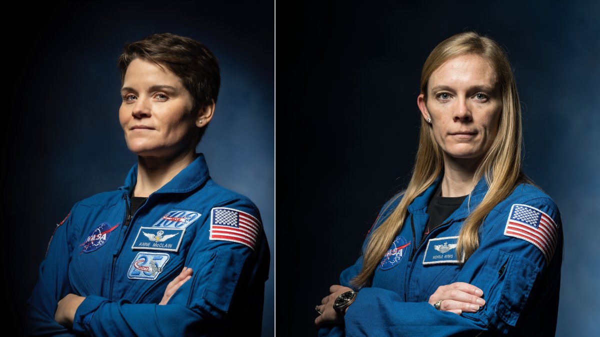 Las astronautas Anne McClain (i) y Nichole Ayers (d), quienes comenzaron una caminata espacial  para realizar mejoras de comunicaciones y abastecimiento eléctrico en la Estación Espacial Internacional