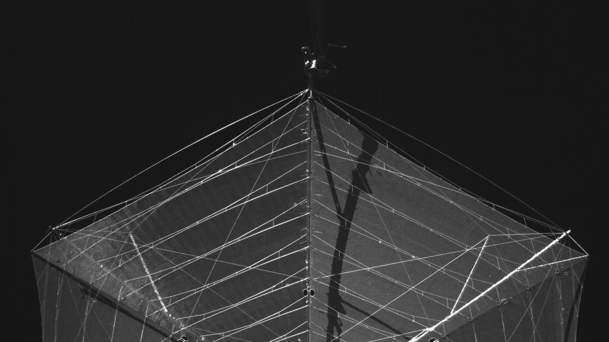 Imagen del reflector de la antena de Biomass completamente desplegado, la cual fue tomada por una cámara instalada en el propio satélite.