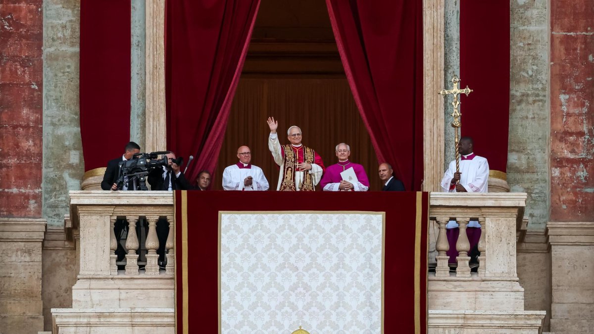 El recién elegido Papa León XIV habla desde la logia central de la Basílica de San Pedro, Ciudad del Vaticano.