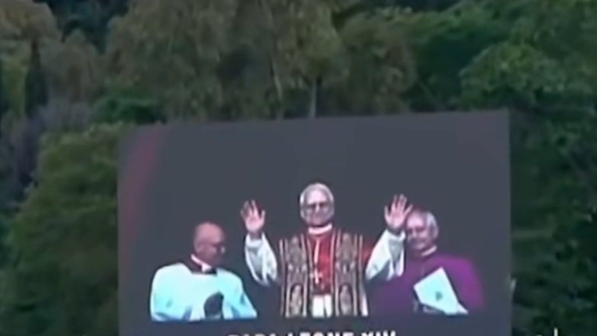 La pantalla gigante de la cancha central del Foro Itálico anunció así al nuevo Papa León XIV.