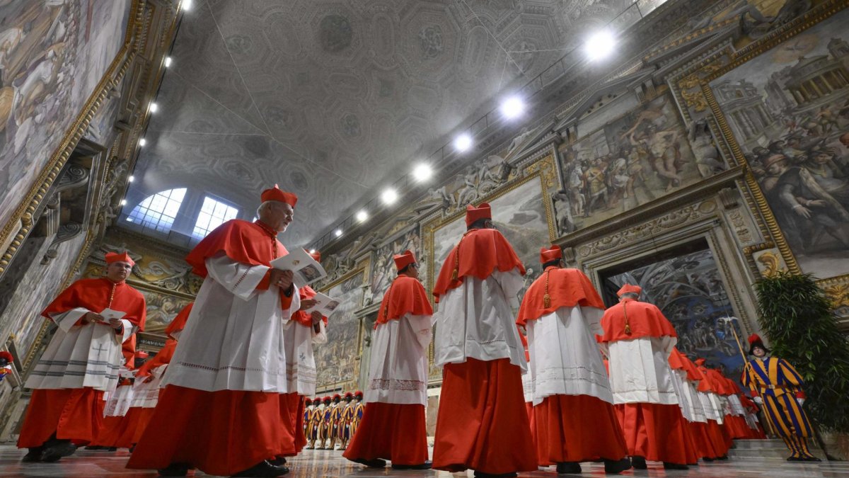 Cardenales reunidos durante el cónclave en la Capilla Sixtina en la Ciudad del Vaticano.