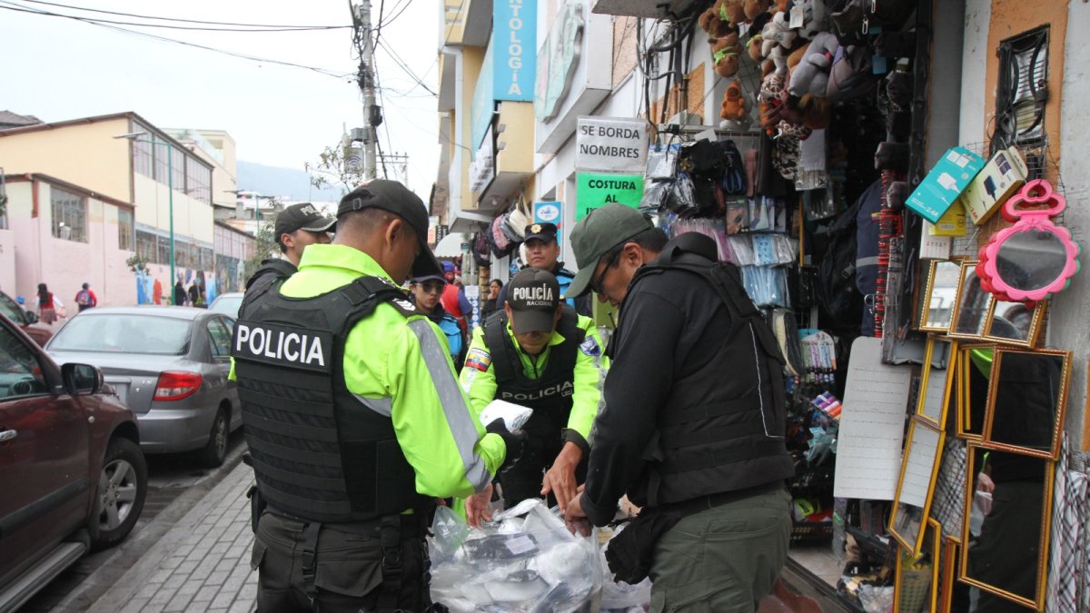 En un local del centro de Tumbaco se decomisaron las mascarillas.