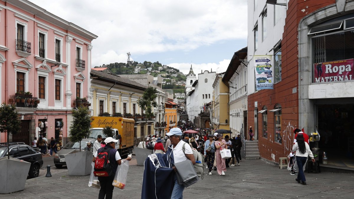 La falta de control en el espacio público del Centro Histórico no solo pone en riesgo la estética urbana, sino el derecho a disfrutar de una ciudad ordenada y segura.