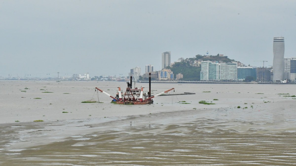 Las operaciones de la draga en el río Guayas fueron suspendidas el 15 de abril pasado. Este jueves 8 de mayo, la maquinaria aún se mantenía cerca del islote.