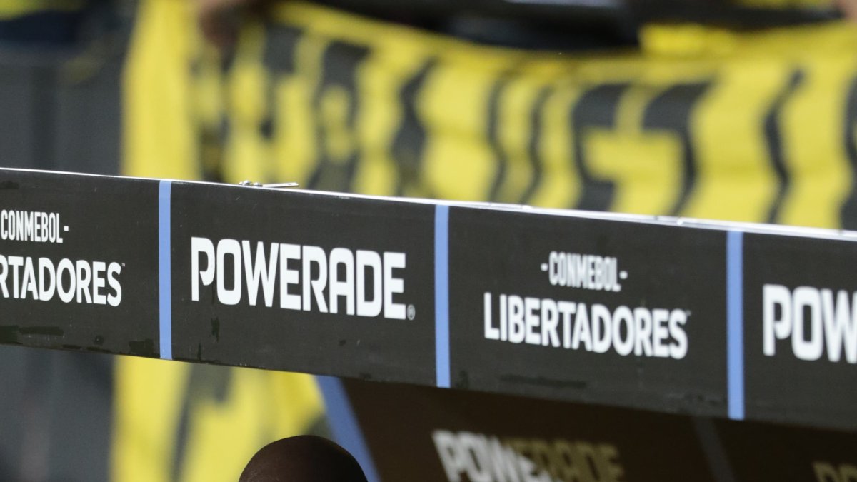 El técnico Segundo Castillo se vistió de animal print en el duelo de Barcelona ante River Plate