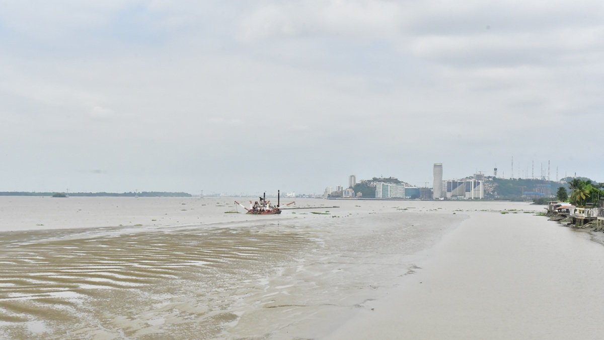 El draga se mantenía en el río Guayas este jueves 8 de mayo.