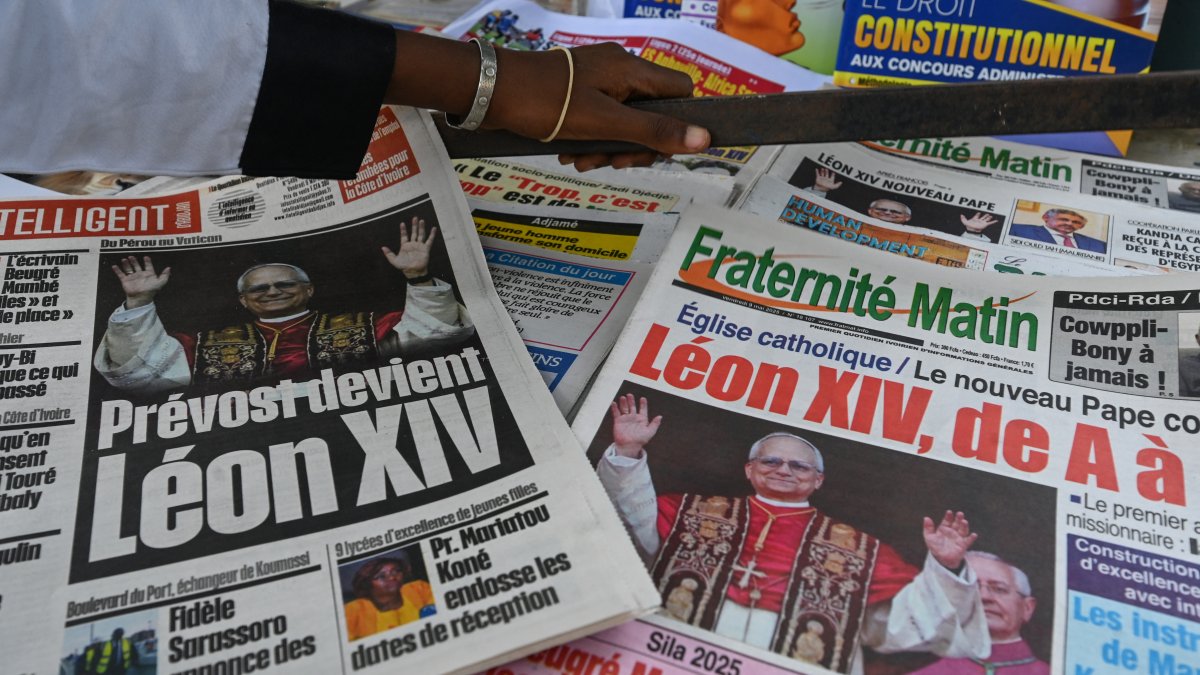 Periódicos locales del Vaticano, sus portadas con titulares e imágenes que anuncian al recién elegido Papa León XIV.