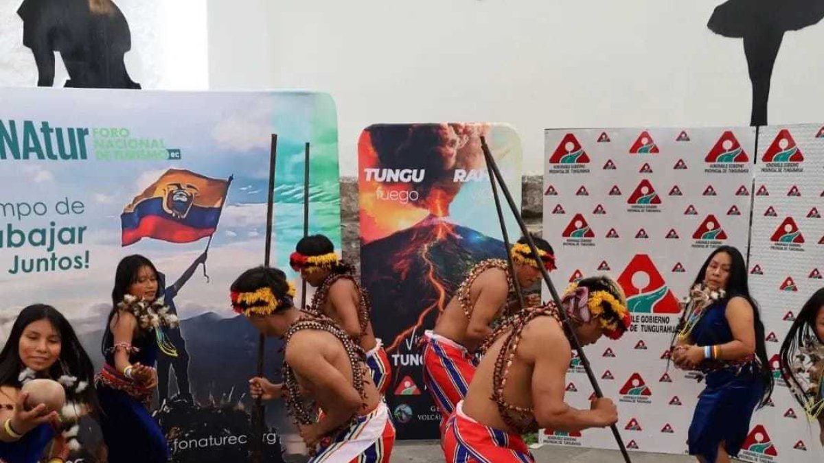 Los Diablos de Píllaro  con sus máscaras y trajes tradicionales, representando la fuerza y el simbolismo de una de las danzas más emblemáticas de la Sierra ecuatoriana.