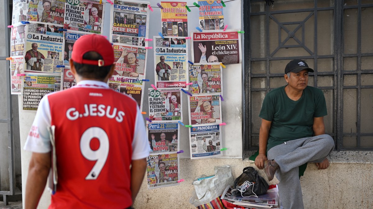Cerca de la catedral de Chiclayo, un hombre observa los periódicos con la noticia del papa recién electo.