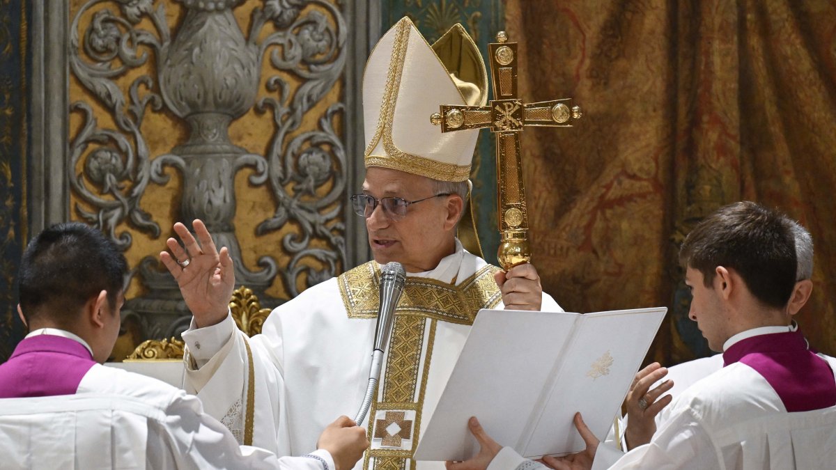 El Papa León XIV durante una misa con cardenales en la Capilla Sixtina del Vaticano.