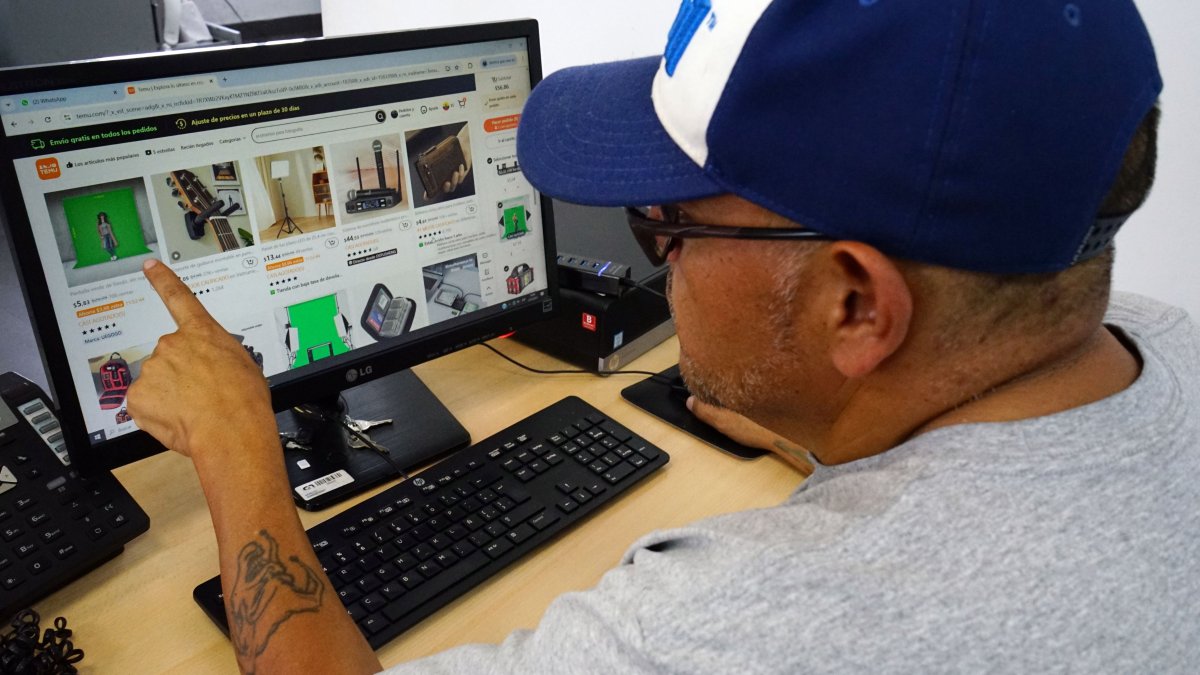 Una persona mira una plataforma internacional para comprar en línea.