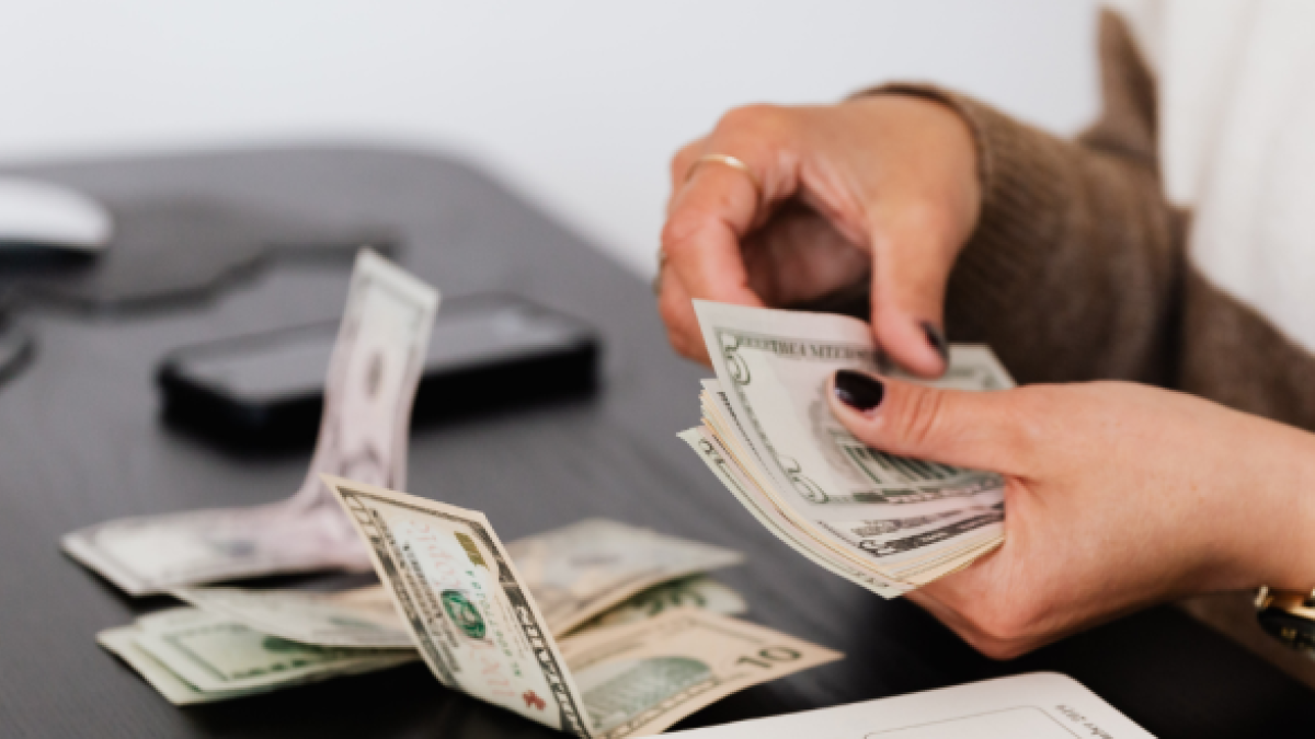 El monto base es de $ 55 mensuales, pero puede variar según el tipo de bono asignado.