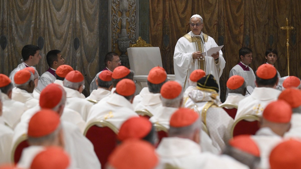 El papa León XIV celebrando misa con los cardenales electores en la Capilla Sixtina en la Ciudad del Vaticano.