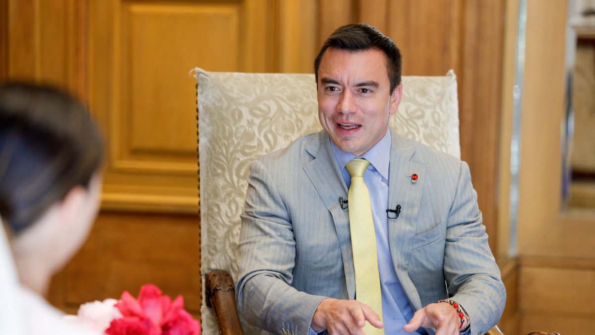 El presidente de Ecuador, Daniel Noboa, habla durante una entrevista con AFP en París, el 8 de mayo de 2025.