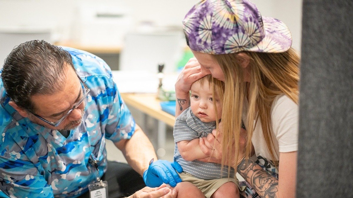 Fotografía de archivo que muestra a un niño recibiendo una vacuna contra el sarampión