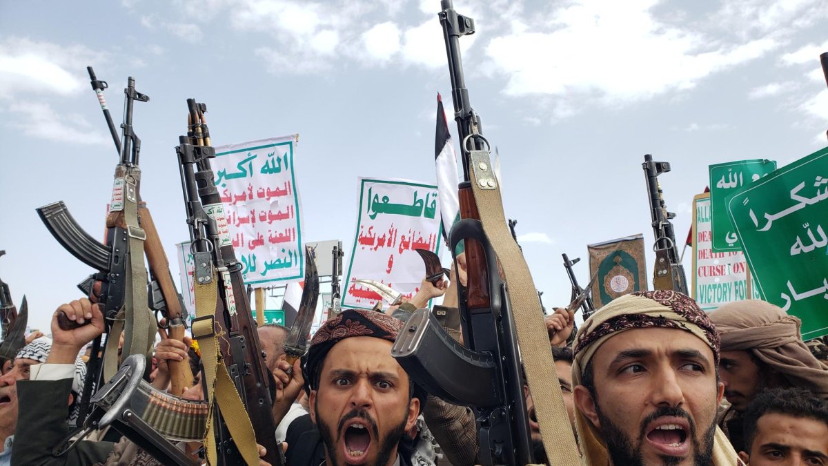 Simpatizantes hutíes gritan consignas y levantan sus armas durante una protesta contra Estados Unidos e Israel en Saná, Yemen, 09 de mayo de 2025.