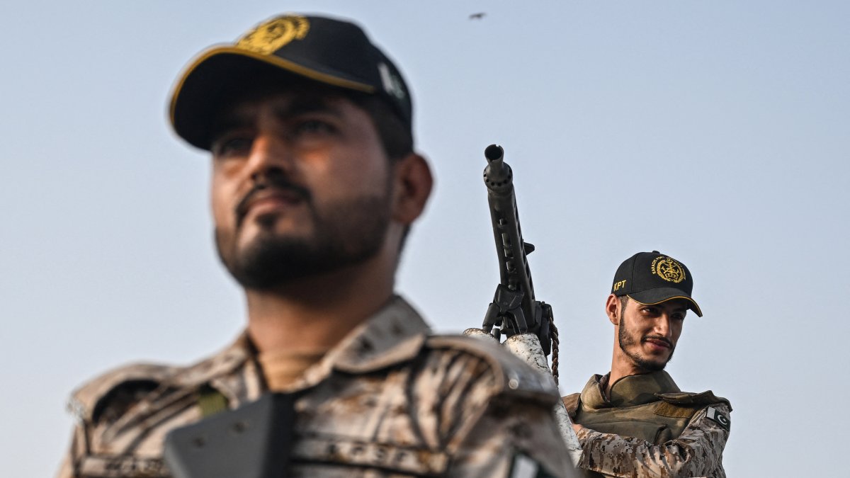 Militares en guardia cerca del puerto de Karachi, en Karachi.