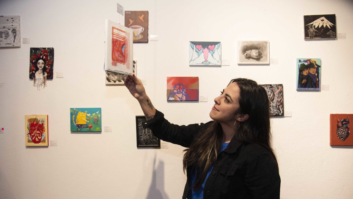 La muestra reúne piezas de cuarenta artistas de Ecuador, Perú y Colombia.