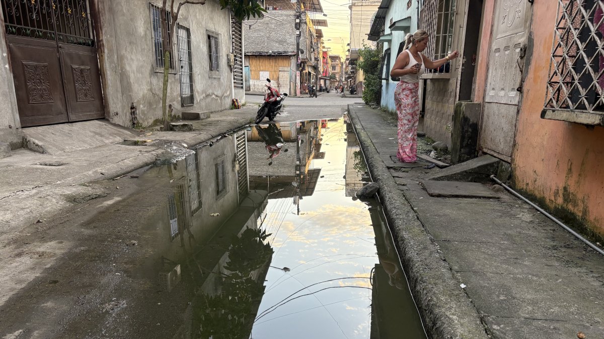Situación. Las personas deben convivir con el agua pestilente en los exteriores de sus viviendas.