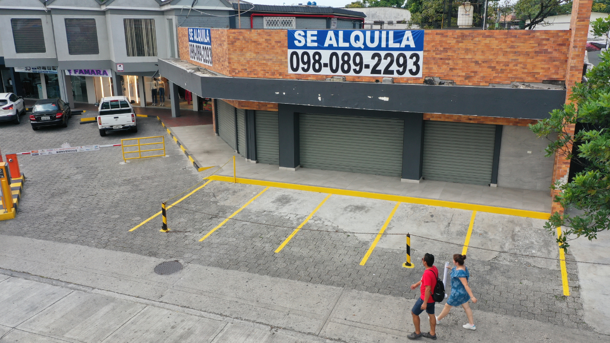 Panorama. Se ha vuelto muy común observar varios letreros de ‘se vende’ y ‘se alquila’ a lo largo de la vía. Varios comercios se encuentran abandonados.