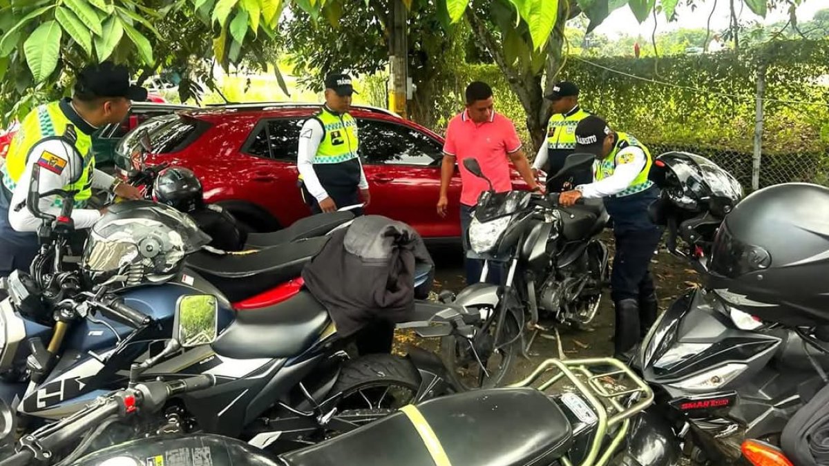 Situación. Los vehículos de los funcionarios fueron revisados por Quevial.