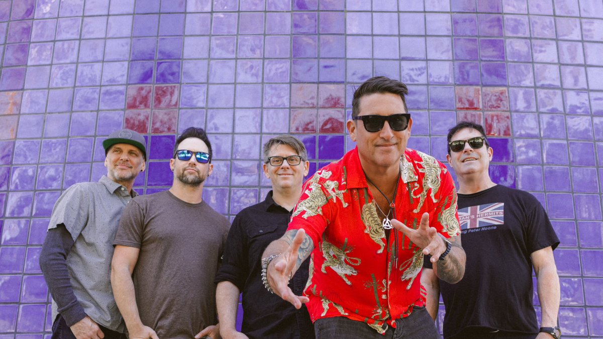 El quinteto californiano está integrado por Randy Cooke (batería), Sean Hurwitz (guitarra), Michael Klooster (teclados), Zach Goode (voz) y Paul De Lisle (bajo).