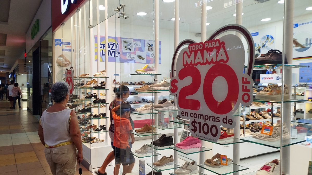 Mall del Sur. Desde este jueves, los comercios comenzaron a tener demanda anticipada. Los descuentos aceleraron las compras.