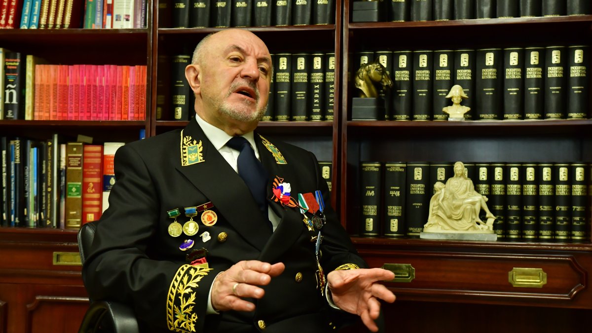 El embajador de Rusia en Ecuador cumple cuatro décadas en el servicio diplomático ruso. Las medallas que luce son reconocimientos de su país y de los países donde se ha desempeñado como diplomático.