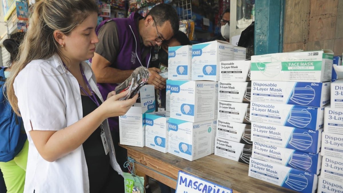 Operativo. Las autoridades revisan las mascarillas en Guayaquil.