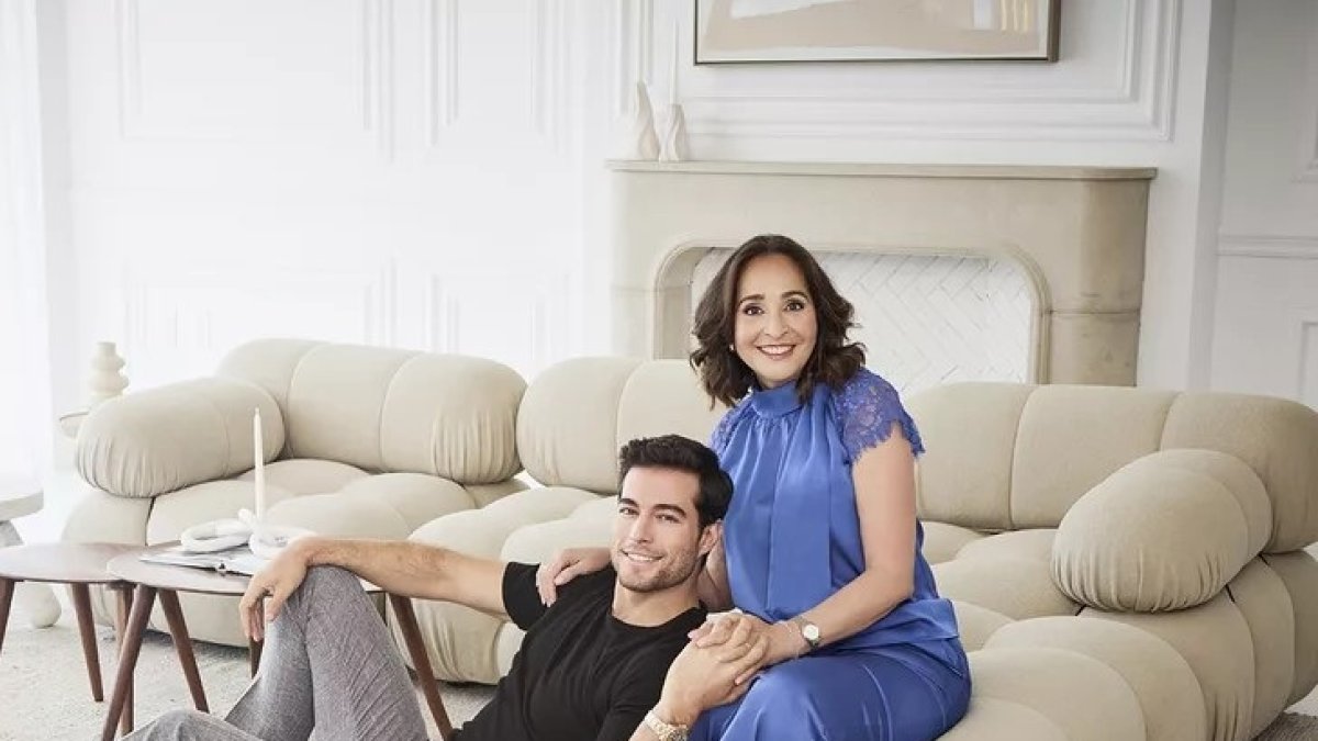 Danilo Carrera con su madre.