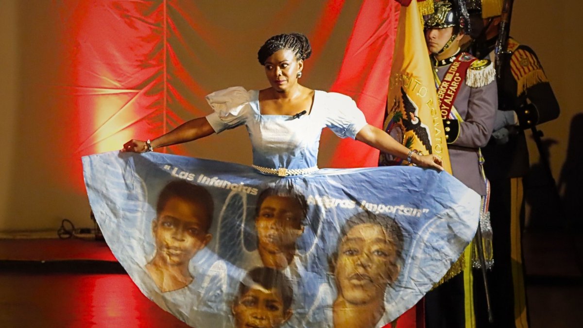 El vestido de la asambleísta fue realizado por artistas esmeraldeños.