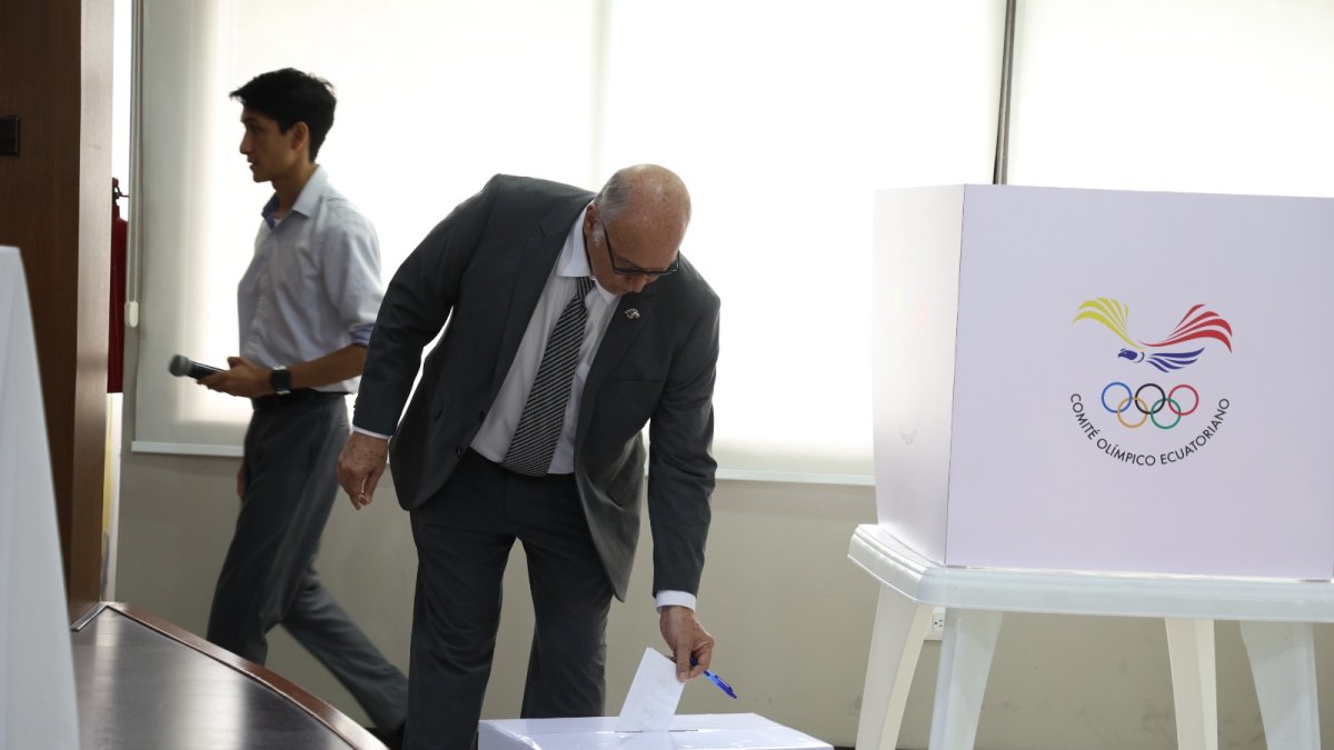 Jorge Delgado ejerció su voto en las elecciones del COE, de las que resultó ganador.