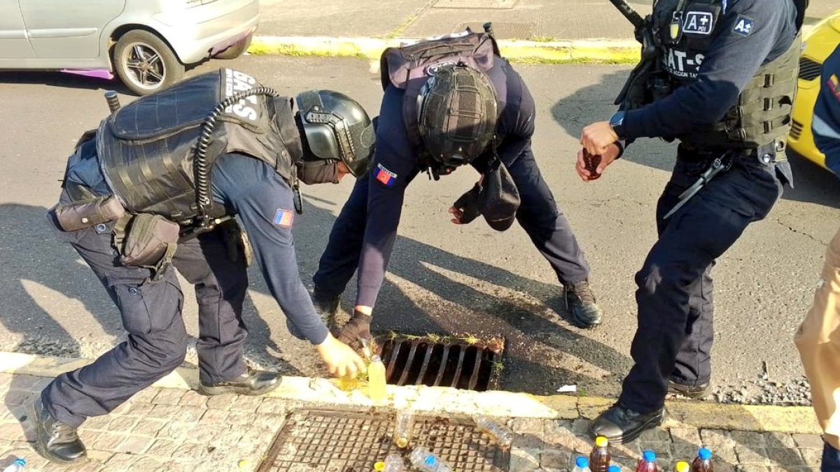 En un operativo interinstitucional de control de libadores en los alrededores de la Universidad Central, hasta el momento se ha retirado 100 botellas de alcohol sin registro sanitario.