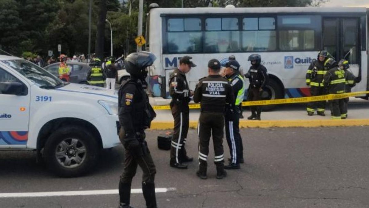 Un policía falleció tras ser atropellado por el Ecovía en el centro de  Quito