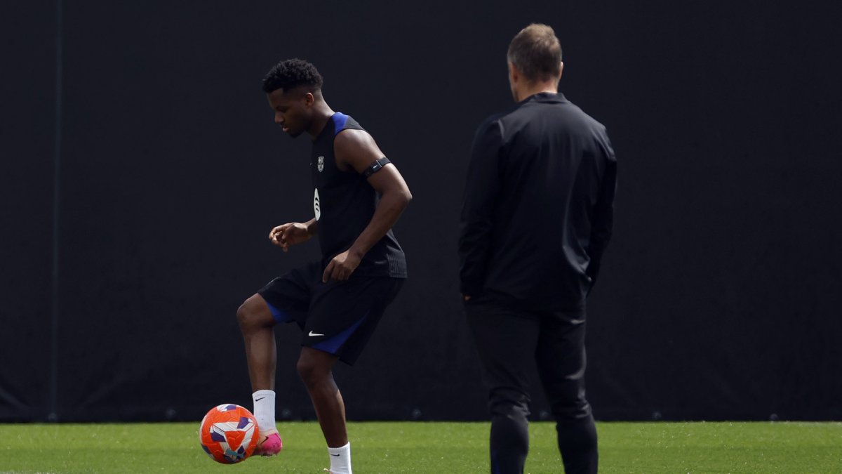 El entrenador del FC Barcelona, Hansi Flick, observa al jugador Ansu Fati durante uno de los últimos entrenamientos que el equipo azulgrana realizó en la ciudad deportiva Jon Gamper.