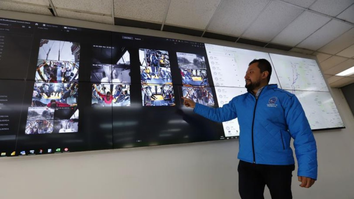 Personal supervisa las cámaras de seguridad en tiempo real desde el centro de control de transporte municipal.
