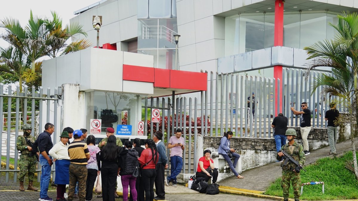 Los cuerpos de los 11 militares asesinados fueron trasladados al Centro Forense de Lago Agrio.