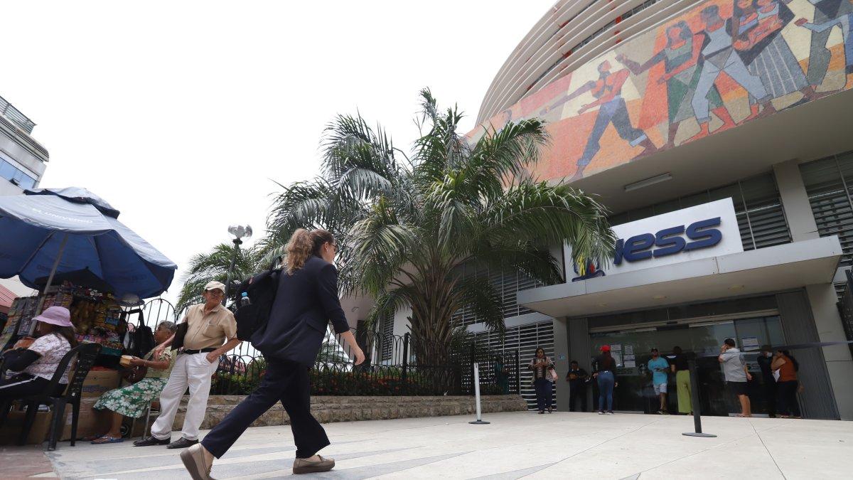 Personas en el exterior del edificio del Instituto Ecuatoriano de Seguridad Social en Guayaquil.