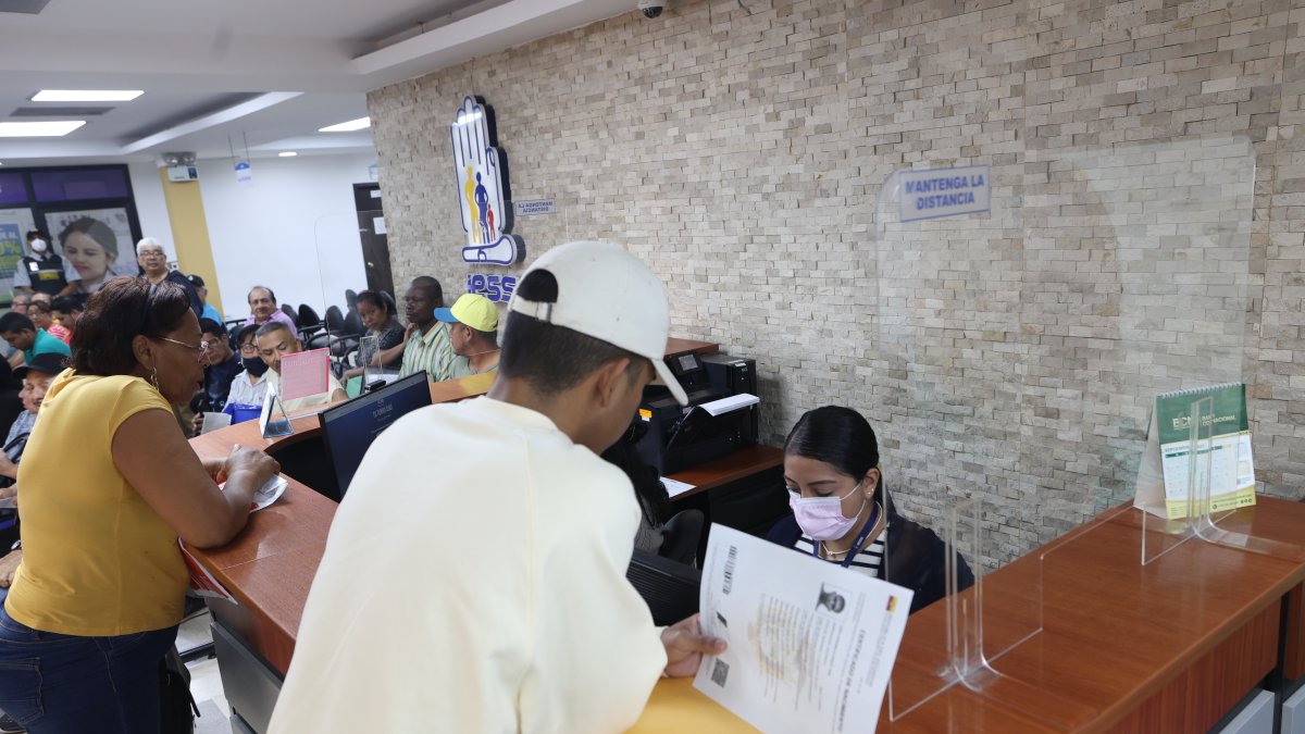 Personas realizan trámite en el Instituto Ecuatoriano de Seguridad Social.