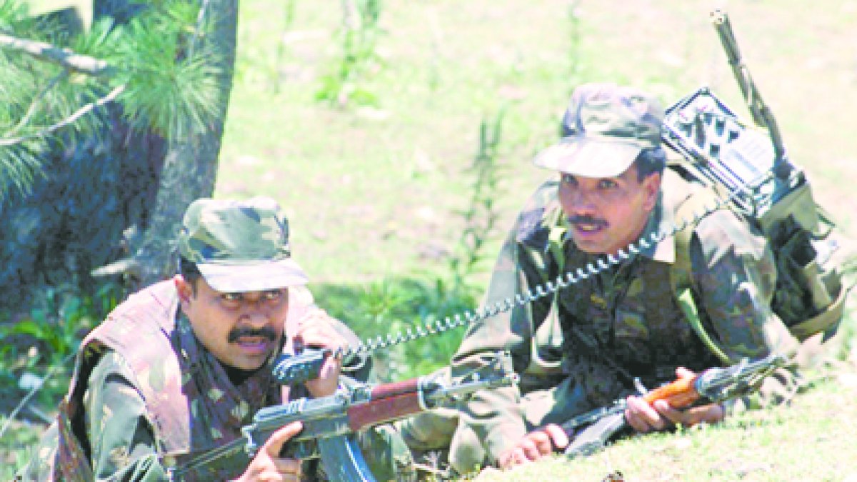 Soldados indios vigilan la frontera en Cachemira tras denunciar una nueva violación del alto el fuego por parte de Pakistán.