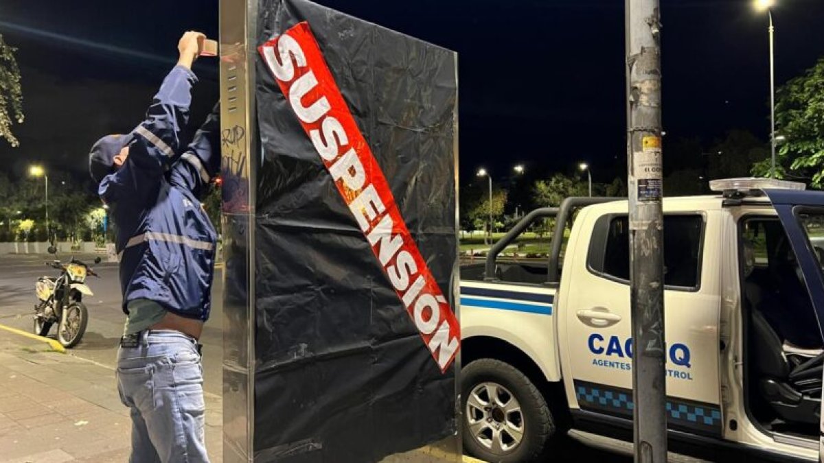 Suspensión. Personal del Municipio retiró 425 estructuras de la ciudad.