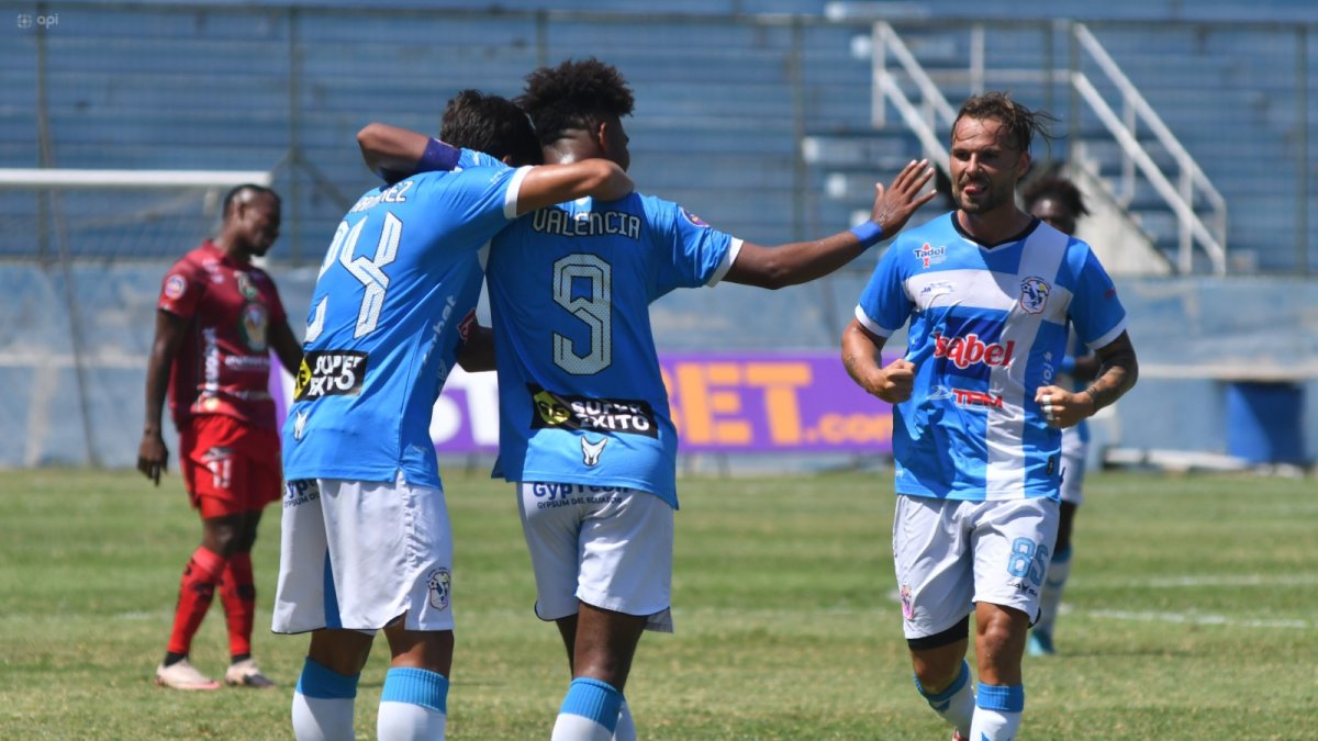 Joge Valencia (9) de Manta hizo un doblete ante Mushuc Runa.