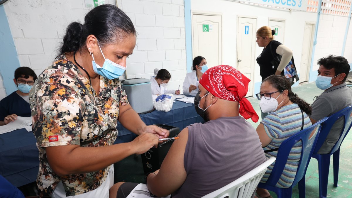 Punto de vacunación en la frontera Ecuador-Perú, facilitando el acceso a la inmunización para viajeros y residentes.