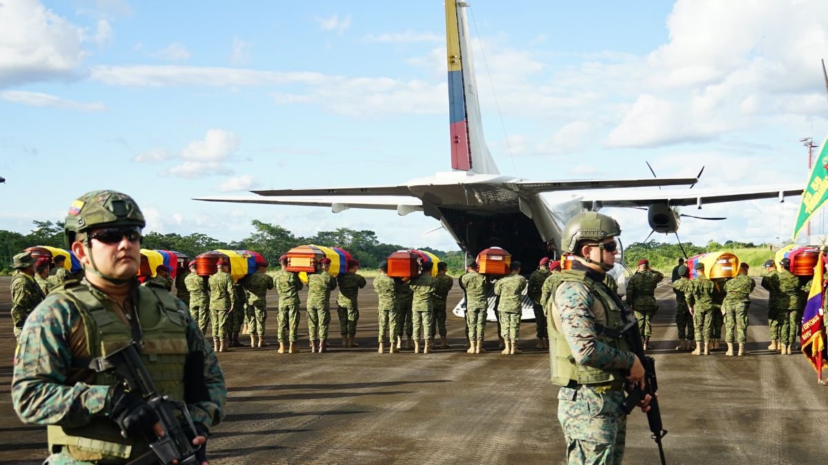 Los 11 cuerpos de los militares asesinados son trasladados a Quito