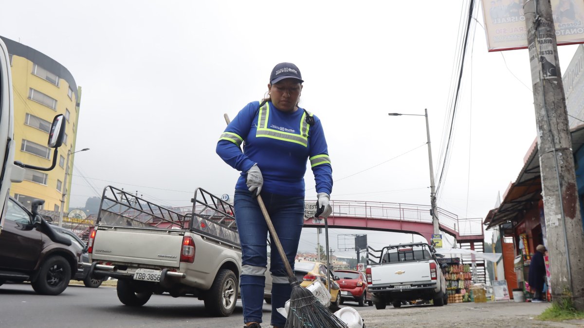 Jornada. Gloria Almache recorre más de cinco kilómetros a diario barriendo desde la Legarda y av. Mariscal Sucre, hasta el sector del colegio Los Pinos. 