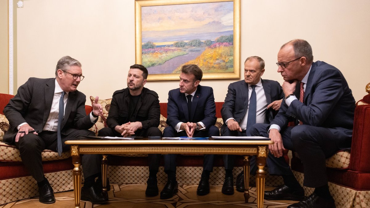 Los jefes de Estado o de Gobierno de Ucrania, Francia, Alemania, Reino Unido y Polonia mantuvieron este sábado desde Kiev una llamada telefónica con el presidente de EEUU, Donald Trump.