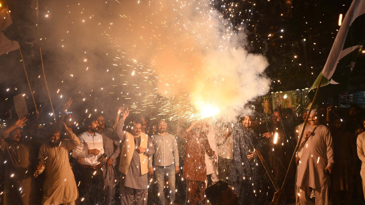 Simpatizantes del partido político pakistaní Movimiento Muttahida Qaumi (MQM) se reunieron para celebrar el acuerdo de alto el fuego entre Pakistán e India en Hyderabad, Pakistán.