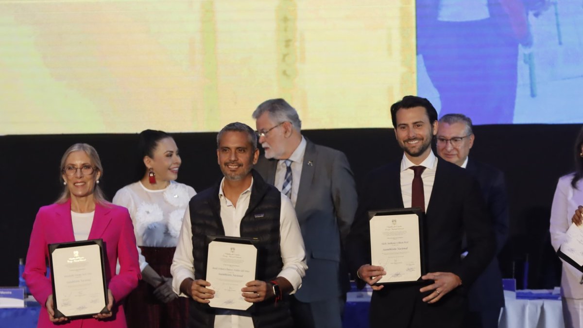 Anabella Azín, Raúl Chávez (correísmo) y Niels Olsen recibieron su credenciales el pasado 9 de mayo de 2025.