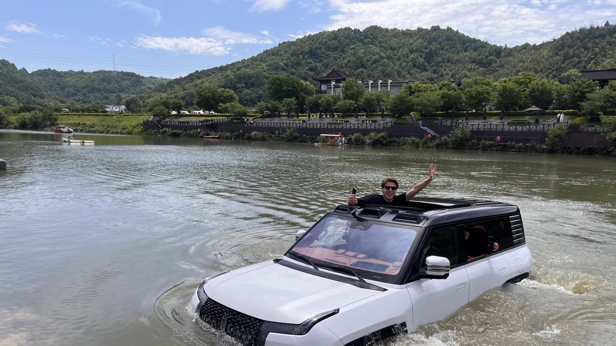 El Yangwang U8 de BYD sorprende con su capacidad para desplazarse sobre el agua gracias a su sistema de flotación de emergencia, que le permite avanzar a una velocidad de hasta 3 km/h.